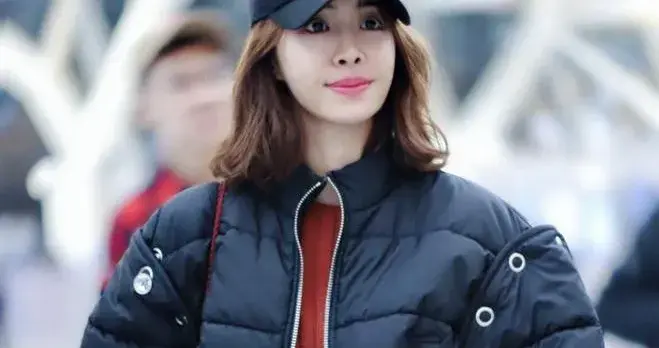 蔡依林换了齐肩发气质大变！短款羽绒服+毛衣+破洞裤，时髦又减龄