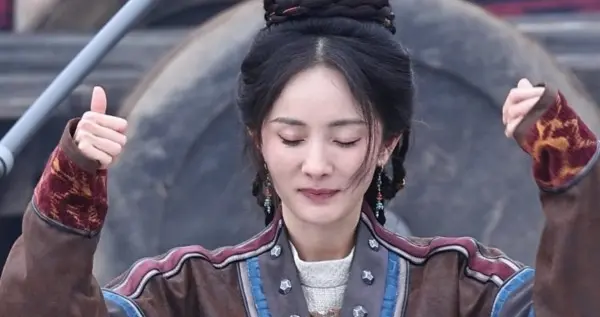 这是又抽象上了？杨幂片场拍戏路透，小表情好多太可爱太迷人了