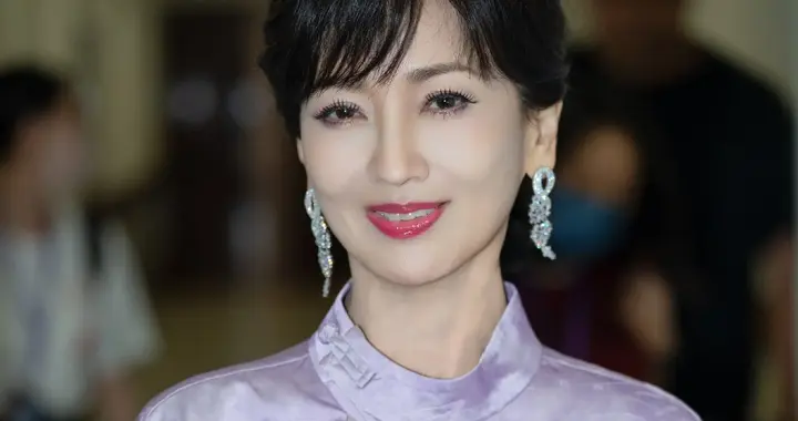 赵雅芝老婆紫色旗袍出席活动，韵味十足