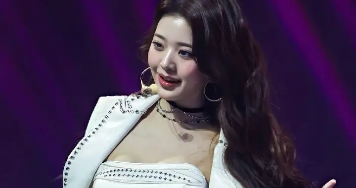 张元英舞台上好会 ???