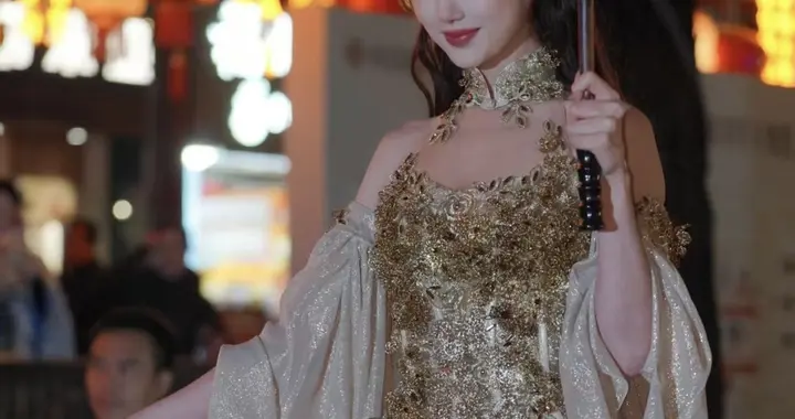 好漂亮！毛晓彤现身福建，穿着金色花边长裙，整个人又美又甜的