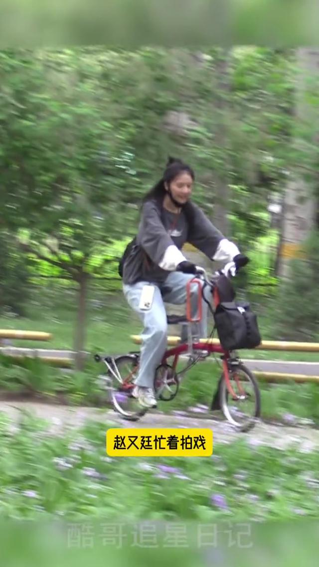 笑麻了，高圆圆陪女儿骑车，评论区网友炸锅