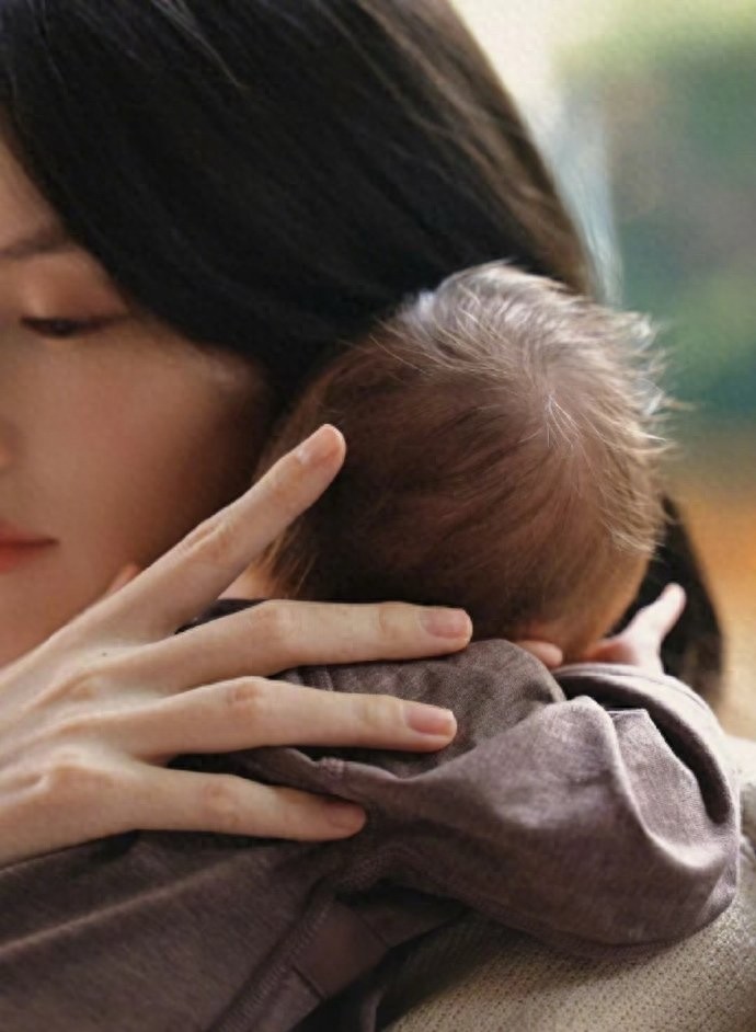 王安宇意外曝瓜！陈伟霆何穗孩子名字被泄露，一家三口太甜了