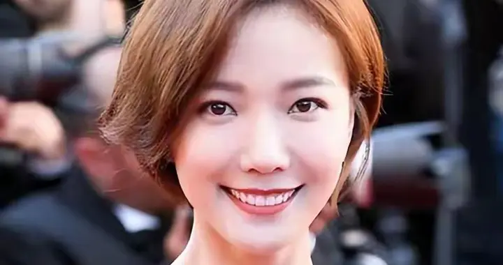 王珞丹现状：搬进深山生活，母亲不再催婚，41岁和两只狗相依为命