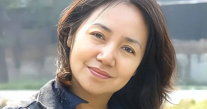 她是国家一级演员，也是李幼斌亲姐姐，出道38年却拒绝与弟弟合作