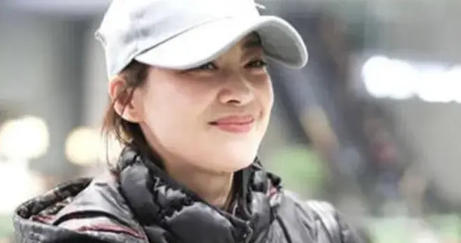 50岁梅婷瘦身后越来越时髦！羽绒服+打底裤+棕色雪地靴 减龄又高级