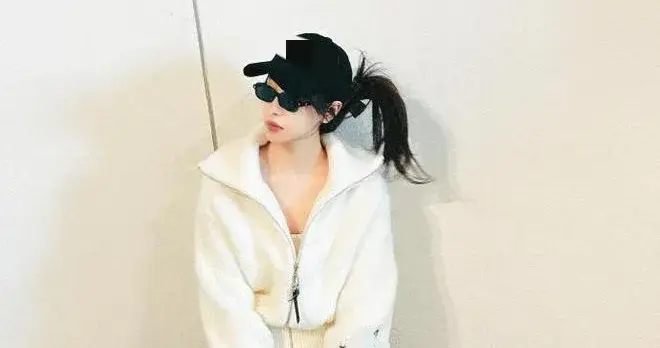 宋茜机场私服真时髦！穿白色翻领短外套+牛仔裤，松弛又高级！