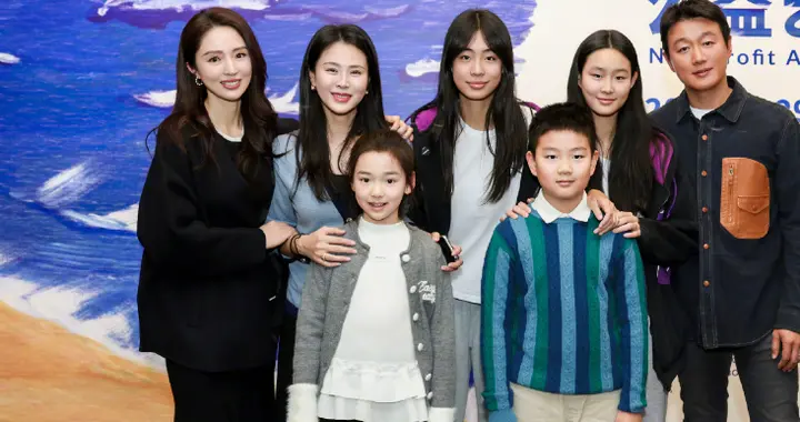 董璇和关悦家庭聚会，佟大为9岁儿子出镜帅气，和小酒窝同框害羞