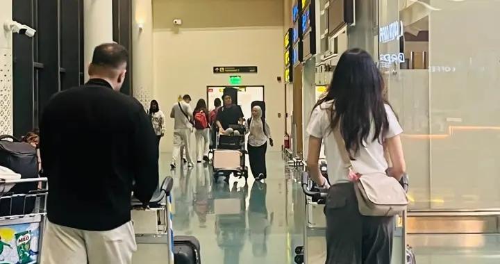 42岁韩雪和60岁老公现身马尔代夫，万山秃顶发福，同框像父女