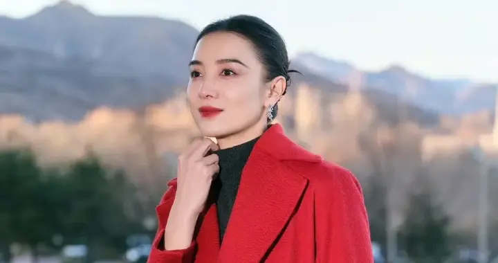 宋佳真是穿搭高手！穿红色大衣+黑色毛衣+牛仔裤，时髦又高级！