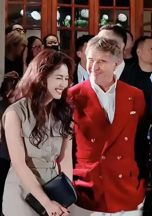 BC晚宴主办方全程与刘涛热聊，章子怡站C位遭人嫌表情耐人寻味