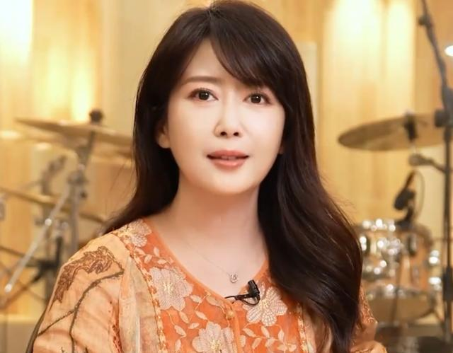 孟庭苇现状：风韵犹存容颜不改，56岁单身潇洒，儿子18岁长得超帅