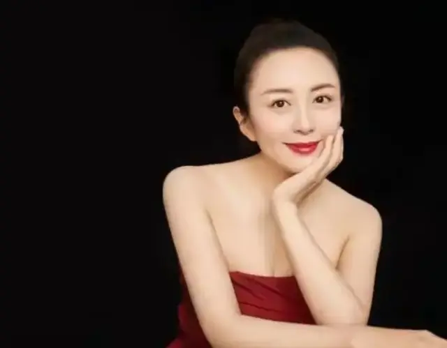 49岁杨童舒给49岁梅婷演阿姨演后妈，颜值反差引热议