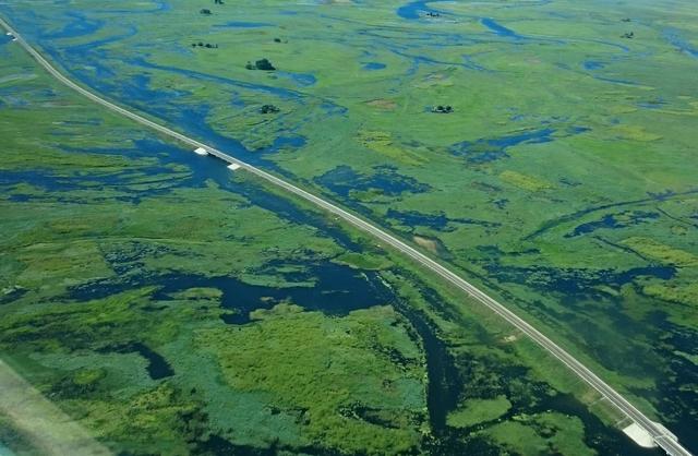 赞比亚|中国给赞比亚修了一条公路，结果修的太好了，成非洲最美水上公路