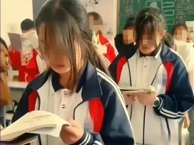 90后斜刘海忍了，00后空气刘海忍了，10后“鲶鱼须”实在欣赏不动