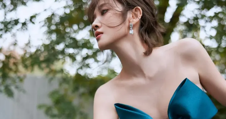 唐艺昕蓝色魅影，抒绘秋末色彩，协奏优雅格调