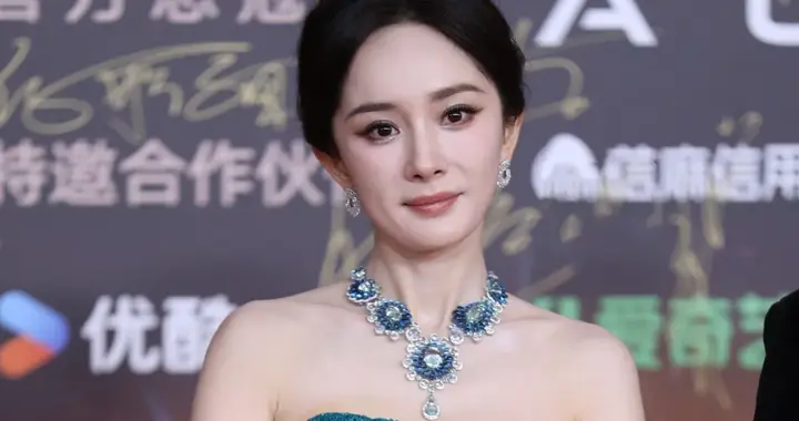 视界大会红毯尴尬瞬间！踩裙子、抢位置，太多人手忙脚乱出状况