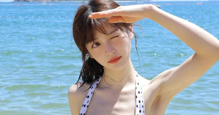 田曦薇波点泳装+大檐帽，海边演绎复古甜妹夏日度假风