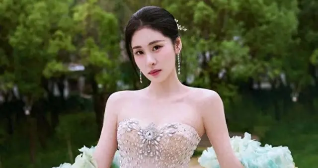 张碧晨｜紧身胸衣式礼服妆容精致又大气