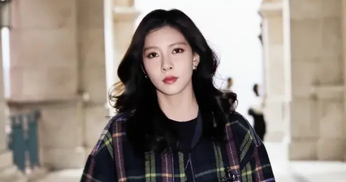 宋妍霏私服穿搭真时髦！格纹夹克+阔腿裤，洋气又高级！