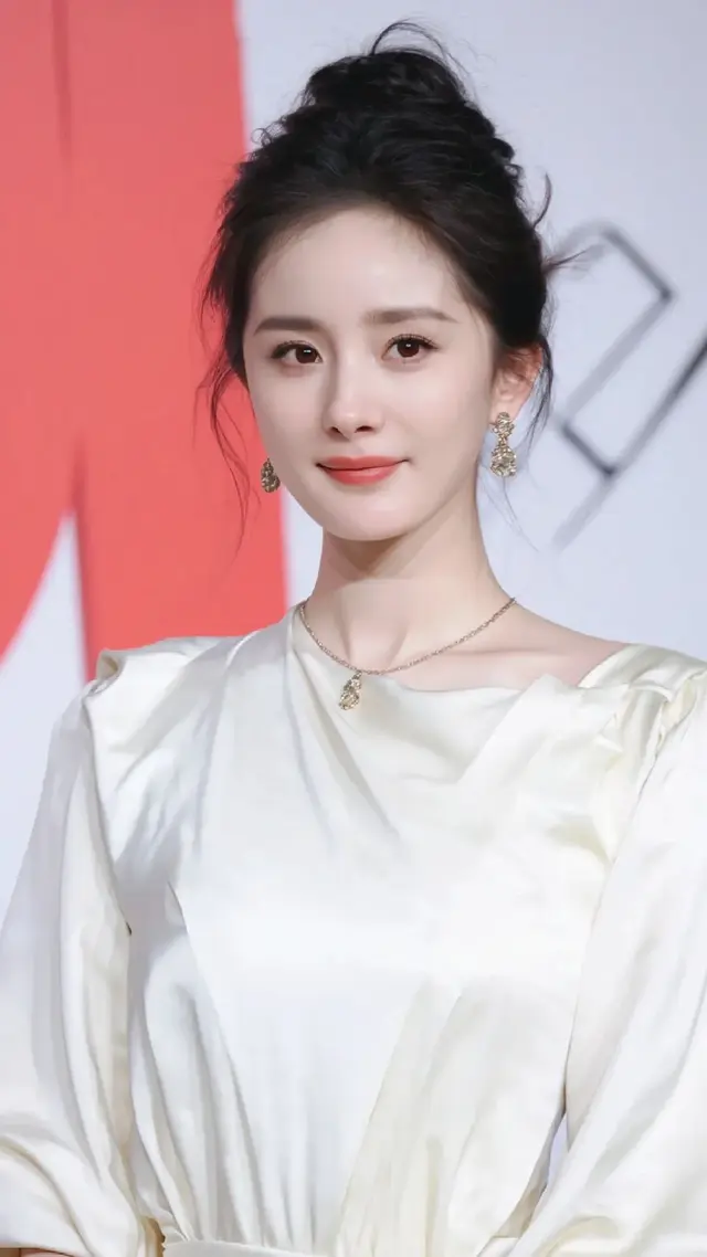 杨幂白色系显得更明艳动人