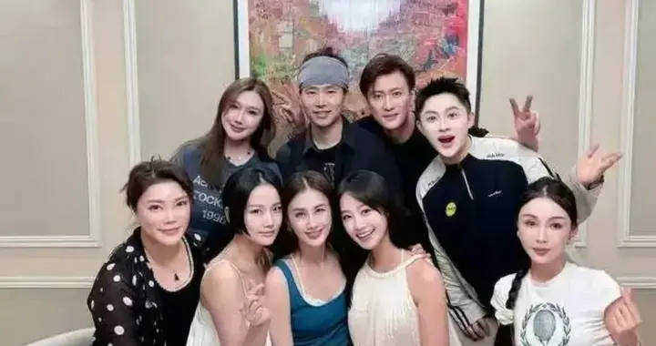 黄圣依在上海豪宅办家宴！邀同学朋友喝酒，42岁保养的如同22岁