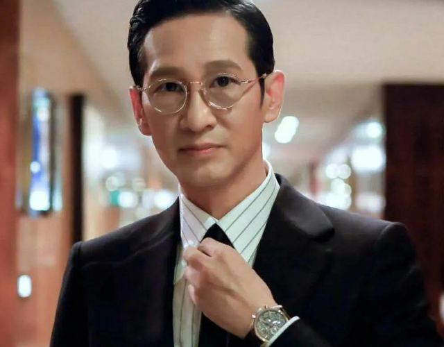 西装 这才是56岁王劲松老去的秘诀：坚决不穿老年装，妆发得体不油腻