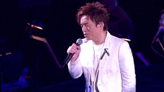 59岁「被遗忘的歌神」近照胖若两人！