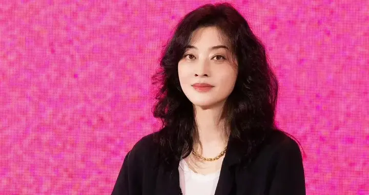 50岁梅婷烫了微卷发大回春！穿黑色西装+碎花裙，时髦又高级！