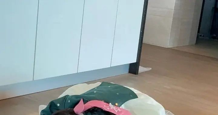 崔智友晒女儿韩服新年照片，6岁Lua背影完全是妈妈缩小版