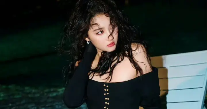 关晓彤黑裙泳池大片，冷艳氛围感拉满