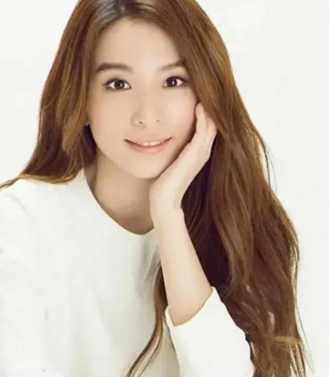 田馥甄、短发女私约外出！站路边“肩摸到胸口”一起回香闺全被拍