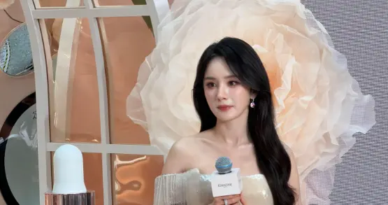 杨幂\天然头纱\美出圈！三亚卡诗活动惊现神级错位