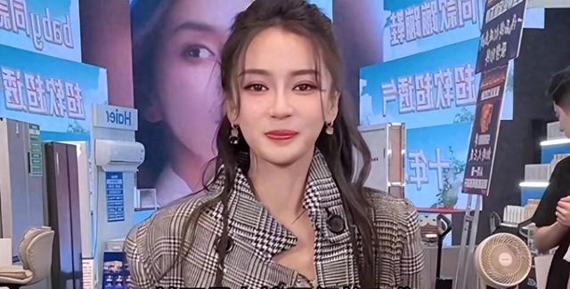 Angelababy被网红辛巴大骂“滚”，她不敢吭声，落地的凤凰不如鸡