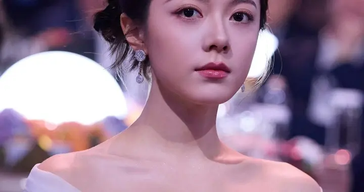 赵今麦 爱奇艺尖叫之夜，大气骨相美与惊艳造型成为焦点。