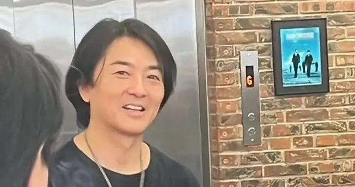 郑伊健和朋友一起庆祝58岁生日，留着一头油腻的长发，身材胖好多