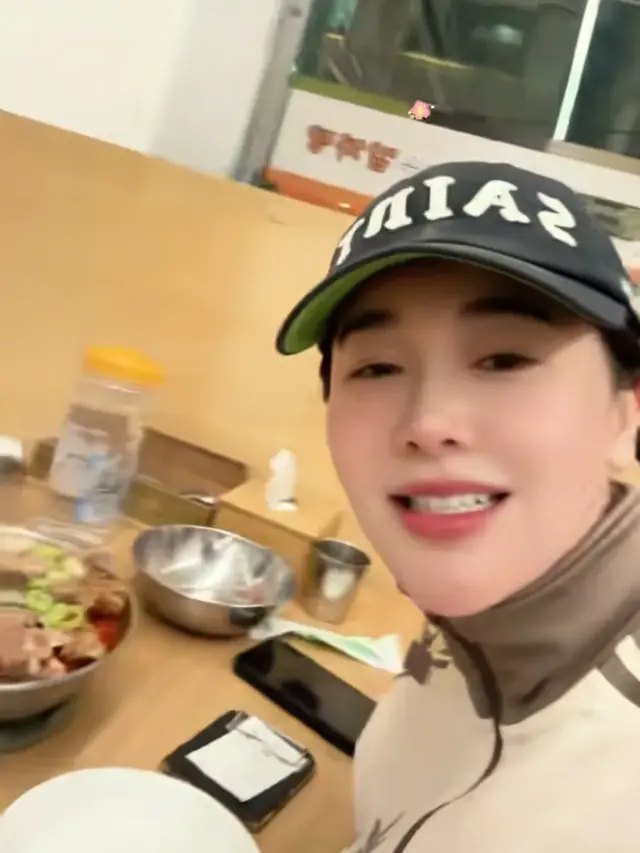 48岁左小青携14岁女儿韩国旅游，早晨吃方便面，餐厅筷子让人亮眼