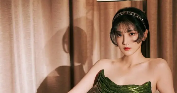 陈小纭绿裙写真释出，亮片设计闪耀吸睛