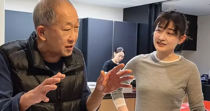 梅婷在家休息，婆婆专程送饭上门，六个菜加馄饨，家务活公婆全包