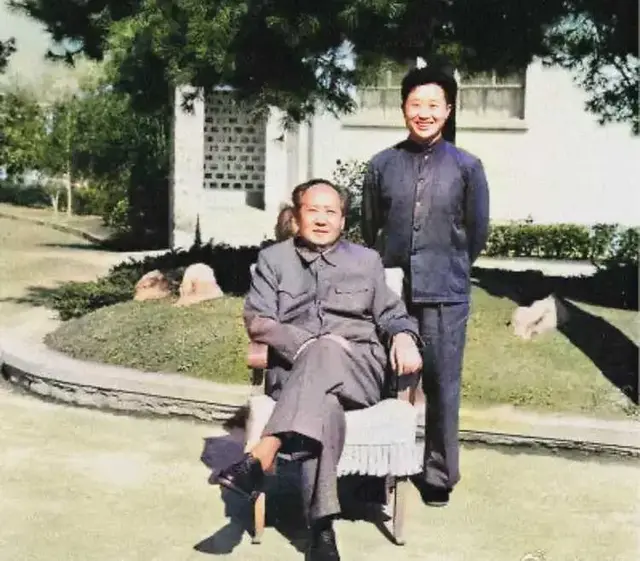 毛主席和他的理发师周福明的合影，就是他使主席的发型与众不同