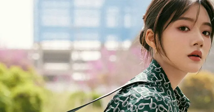 任敏复古风穿搭：墨绿印花与都市松弛感的奇妙共振