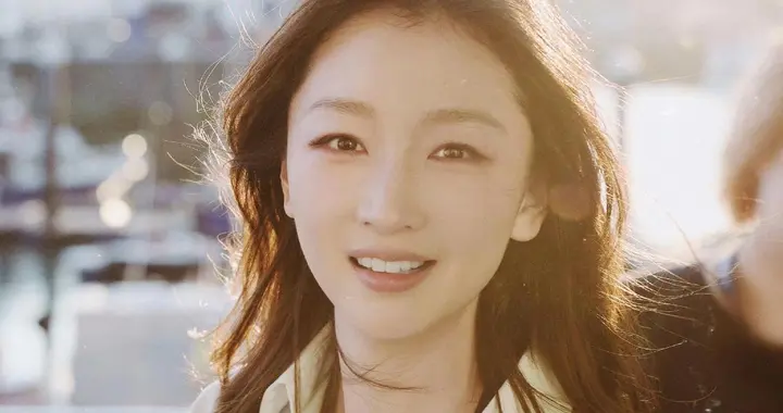 周冬雨最新街拍美照，一颦一笑美得好松弛，让人移不开眼睛！