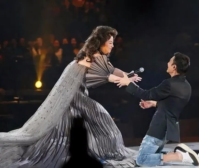 徐小凤|她宁可离婚也不愿改变中国国籍，春晚为她破例，75岁无儿无女