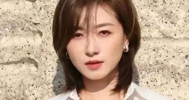 万茜，真丝白衬衫，万老板好有魅力！