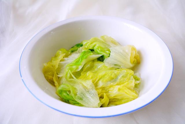 26岁女孩每天吃水煮菜减肥，体重没减反进医院，医生责怪：太无知