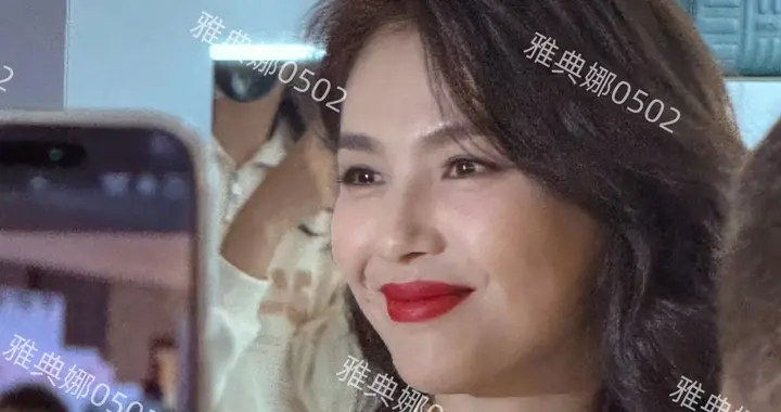 被今天的刘涛美到了，白衬衫黑西裤卷发大红唇妥妥都市丽人大女主