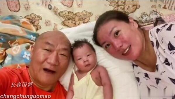 60岁谢东老来得子！宝宝满月照曝光，一家三口同框温馨幸福