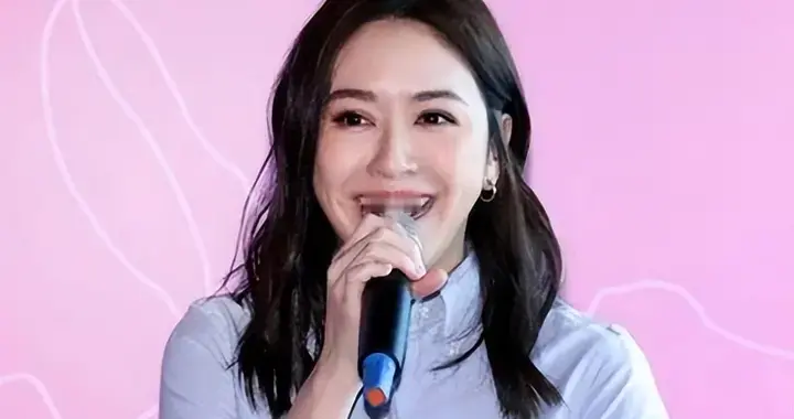 放弃名校博士，嫁豪门为妻，婆婆盛赞她好的没话说，现是2娃的妈