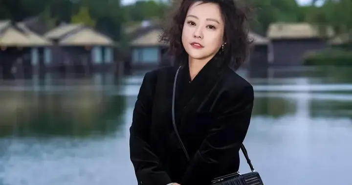 46岁郝蕾减肥成功后大回春！穿黑色丝绒西装+阔腿裤，简约又贵气