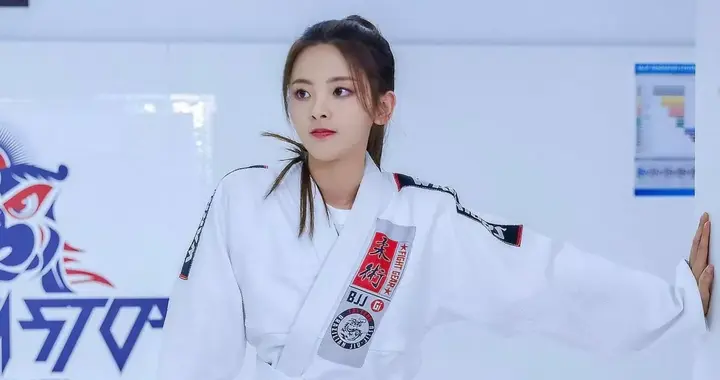 杨超越 魔鬼身材 大长腿把屏幕撑爆